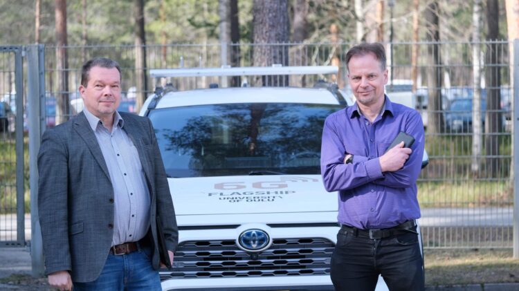 Professor Tero Päivärinta of the University of Oulu and Senior Research Scientist Timo Sukuvaara of the Finnish Meteorological Institute, standing next to a 6G Flagship research vehicle.