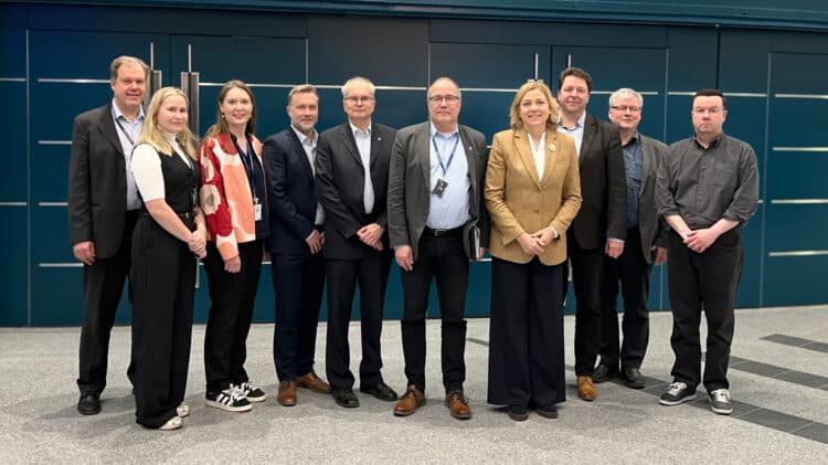 Henna Virkkunen with 6G Flagship researchers at the University of Oulu, 23 April 2026
