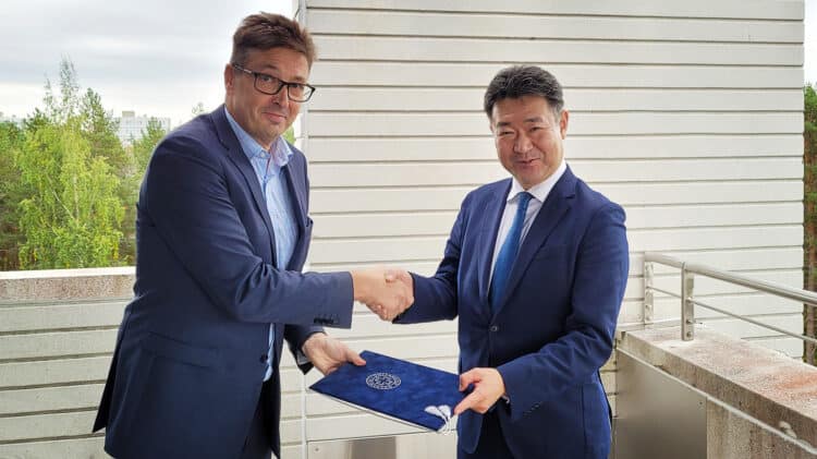 Professor Aki Nakao shaking hands with University of Oulu Rector Jouko Niinimäki