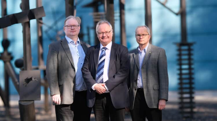 Veijo Kontas with colleagues after receiving the Honorary Doctor title from the University of Oulu.